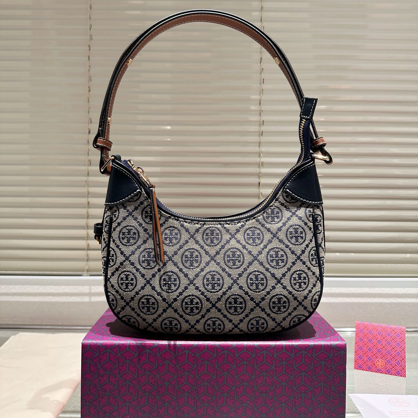 【激安祭り開催中】トリー・バーチ Tモノグラム ショルダーバッグ