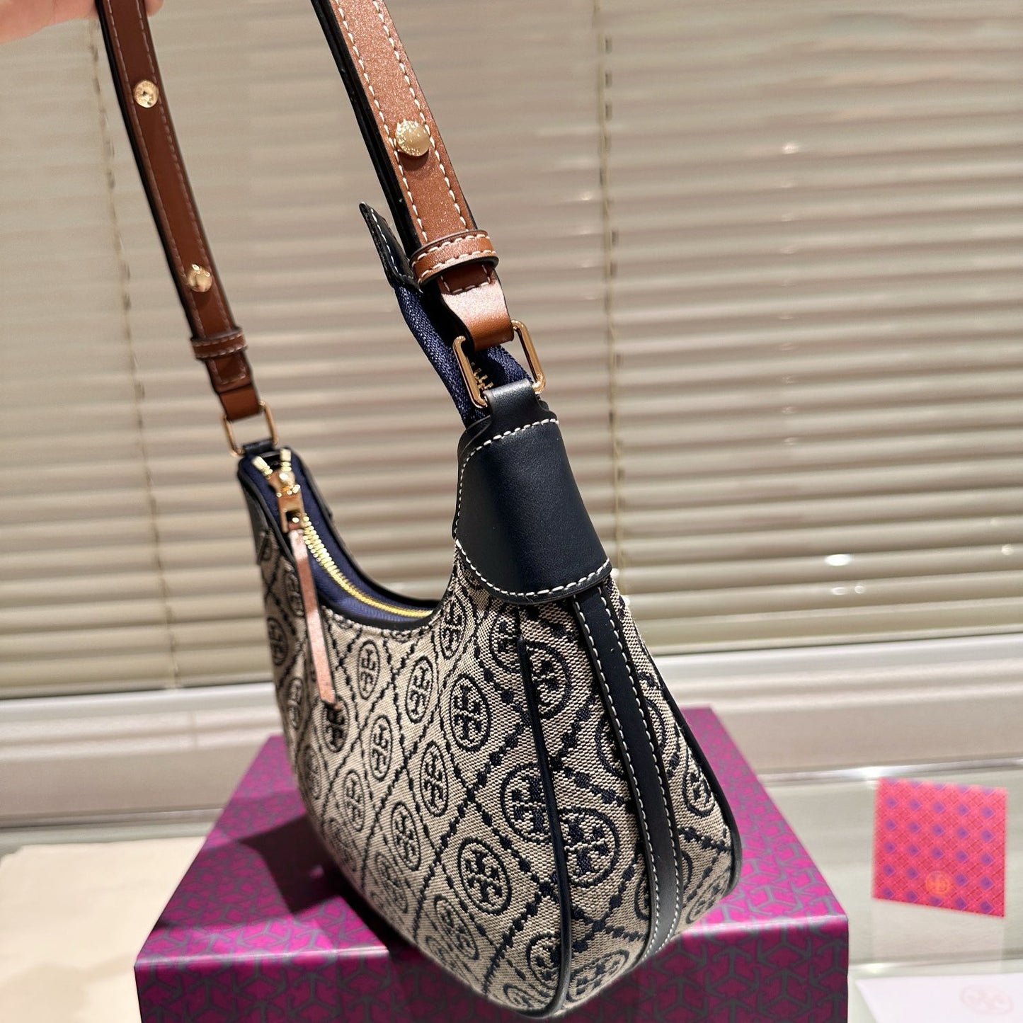 【激安祭り開催中】トリー・バーチ Tモノグラム ショルダーバッグ