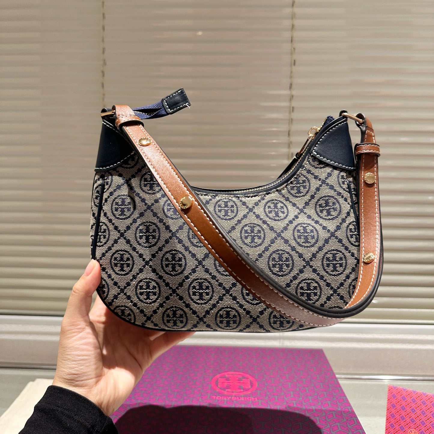 【激安祭り開催中】トリー・バーチ Tモノグラム ショルダーバッグ