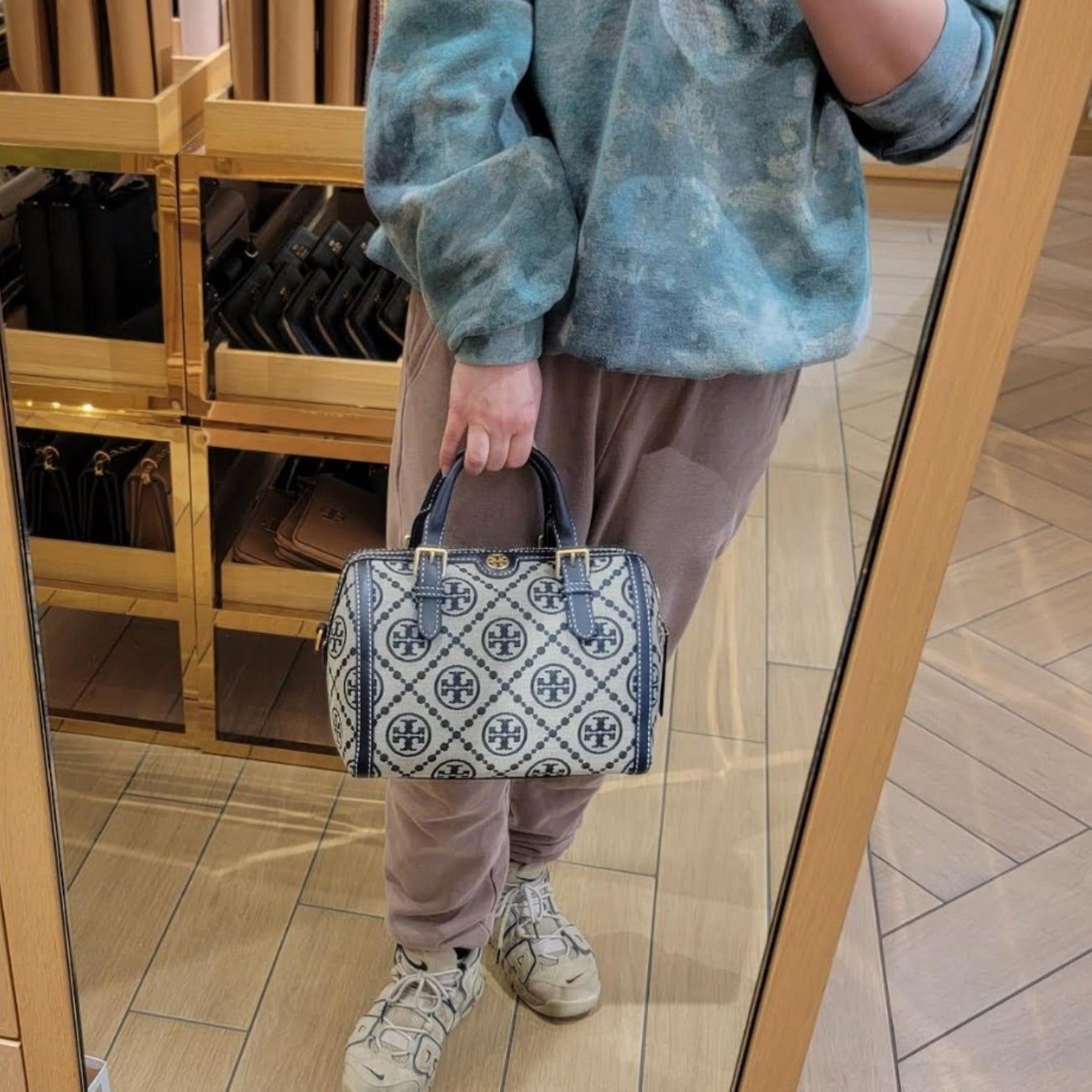 【再入荷】トリーバーチ大人気 Tモノグラムミニ バレルバッグ