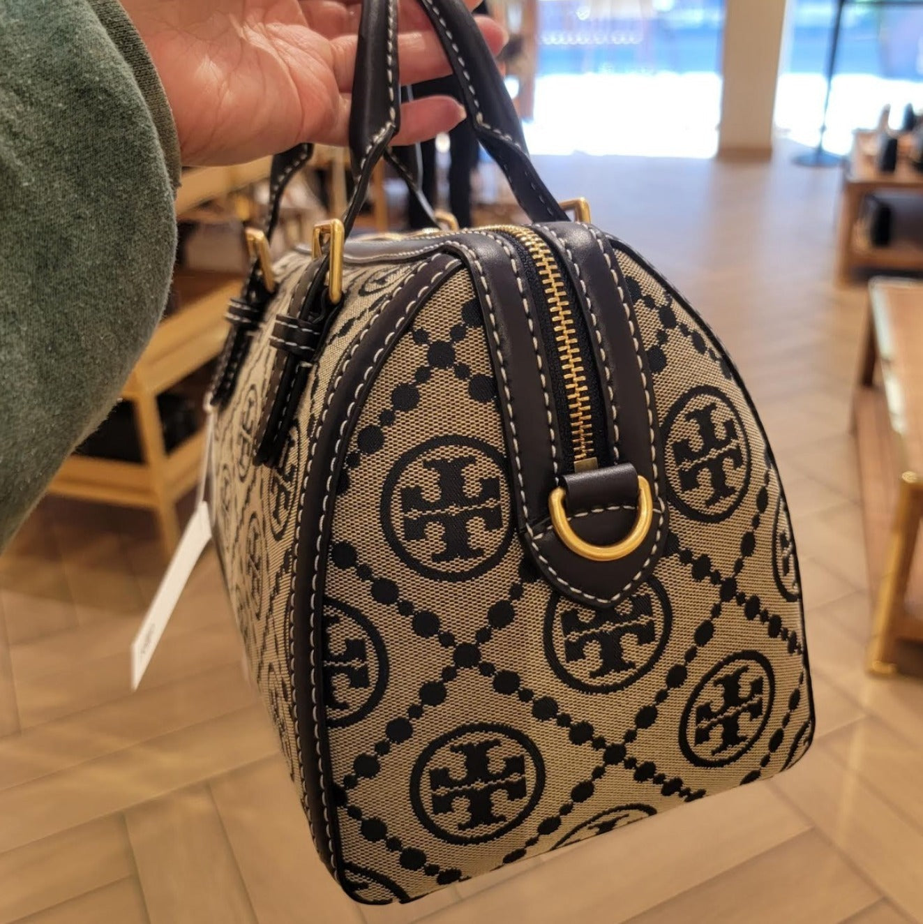 【再入荷】トリーバーチ大人気 Tモノグラムミニ バレルバッグ