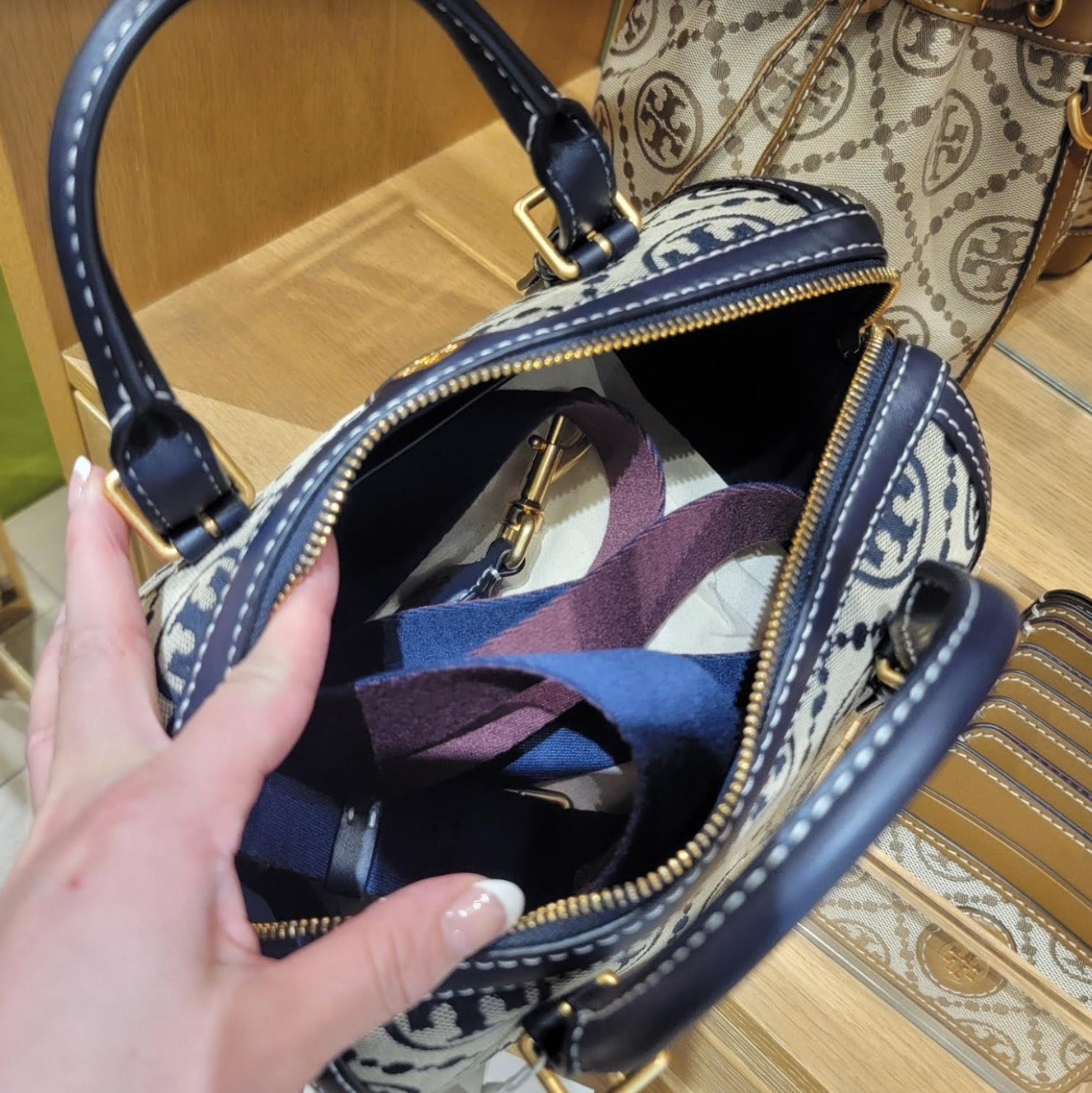 【再入荷】トリーバーチ大人気 Tモノグラムミニ バレルバッグ